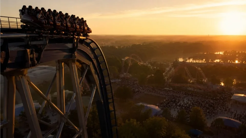 Највисокиот, најбрзиот и најдолгиот dive coaster во светот: новата американска атракција што ќе им го стопи стравот на туристите