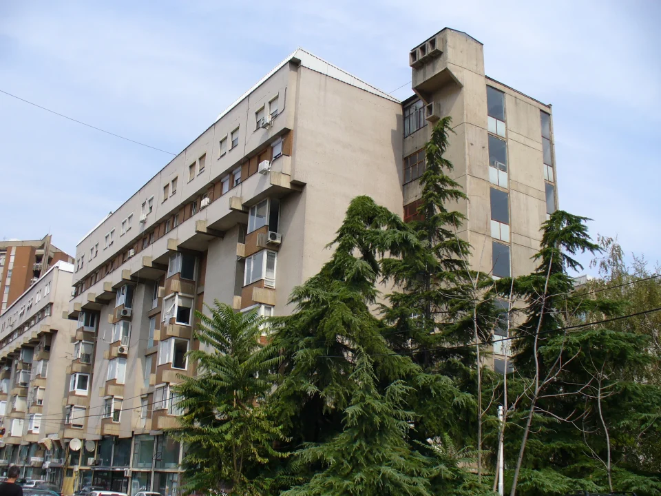 Кога Скопје се урна, светот почна да го гради одново - земјотресот од 1963 година 8 радскиот ѕид во Скопје - еден од најпрепознатливите реализирани фрагменти на постземјотресната урбанистичка визија. Фотографија: Novica Nakov. Извор: Wikimedia Commons. Лиценца: CC BY-SA 2.0. Фотографијата не е изменета.