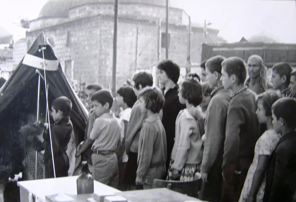 Кога Скопје се урна, светот почна да го гради одново - земјотресот од 1963 година 1 Евакуација на деца од Скопје на 27 јули 1963 година, еден ден по катастрофалниот земјотрес. Извор: Државен архив на Македонија - Одделение Скопје, преку Wikimedia Commons. Автор непознат. Јавен домен.