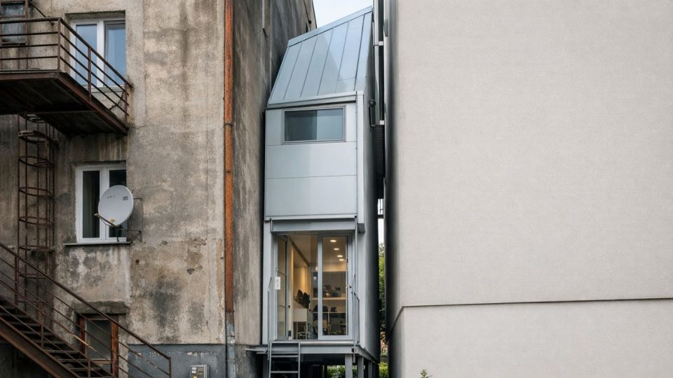 Најтенката куќа на светот Keret House во Варшава сместена меѓу две згради