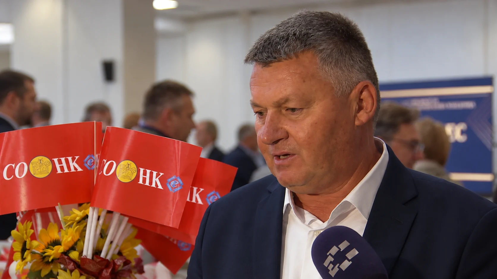 СОНК доби нов претседател по долгогодишното раководење на Јаким Неделков. Стојко Рамов најавува колективни договори и подобрување на положбата на вработените. Сега почнува поважниот дел - дали достоинството на просветните работници ќе добие и конкретна вредност.