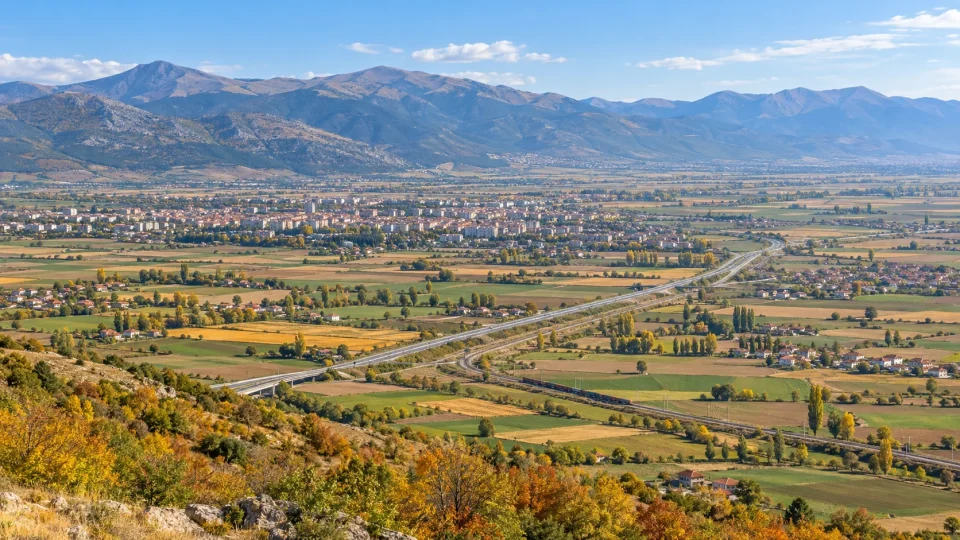 Нови патишта, побрза железница, акумулации и нова развојна карта за Пелагонија до 2040 година. Но зад амбициозните планови стои проблем што не се решава со асфалт - регионот останува без луѓе.