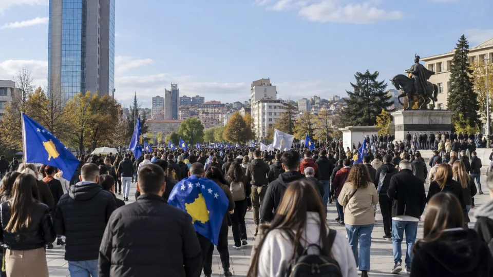 Маршот во Приштина ја покажа силната јавна поддршка за четворицата поранешни водачи на ОВК, но и сложениот однос меѓу историското сеќавање, правата на жртвите и судската одлука што се очекува на 16 септември.
