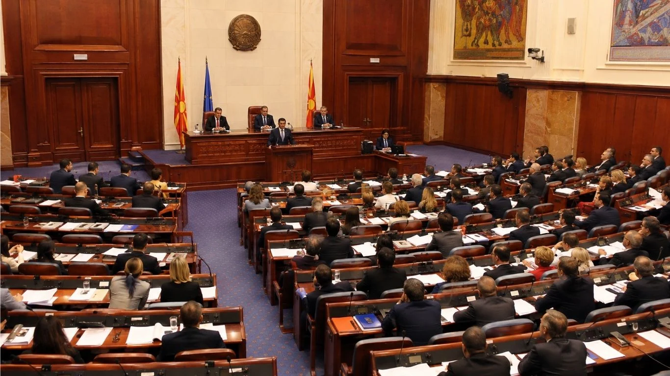 Кога каматите растат, прашањето повеќе не е само кој е на власт, туку кој ќе ја плати иднината што денес ја трошиме.