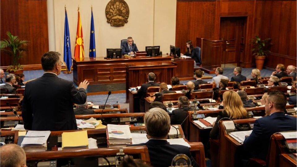 Власта зборува за ликвидност и стари долгови, опозицијата за фискална исцрпеност - а граѓаните ја добиваат најважната сметка: колку ќе чини иднината што денес ја позајмуваме?