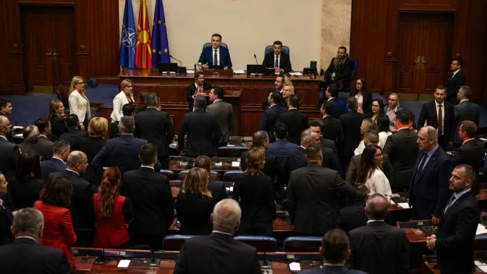 Кога навредата ја заменува аргументацијата, Собранието не губи само ред - губи смисла.