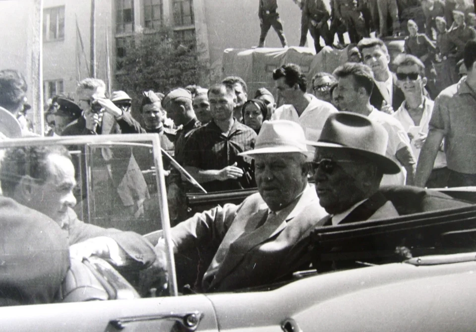 Кога Скопје се урна, светот почна да го гради одново - земјотресот од 1963 година 4 Јосип Броз Тито и Никита Хрушчов при посетата на Скопје на 22 август 1963 година, по катастрофалниот земјотрес. Извор: Државен архив на Македонија - Одделение Скопје, преку Wikimedia Commons. Автор непознат. Јавен домен.