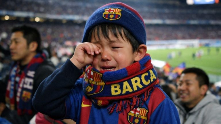 Дете навивач со фудбалски шал на трибини - емоција и припадност