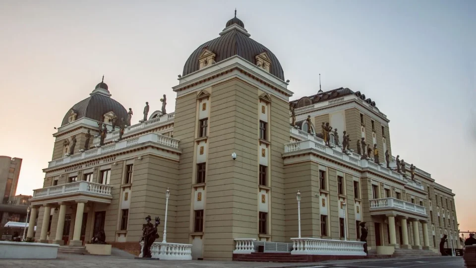 Три женски фигури на современа театарска сцена како визуелна асоцијација на „Три сестри“ во МНТ