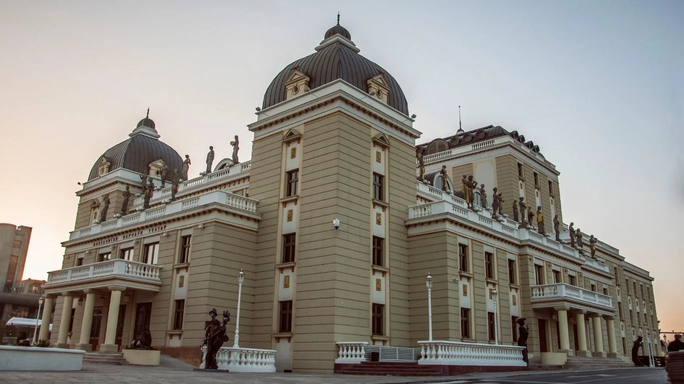 Три женски фигури на современа театарска сцена како визуелна асоцијација на „Три сестри“ во МНТ